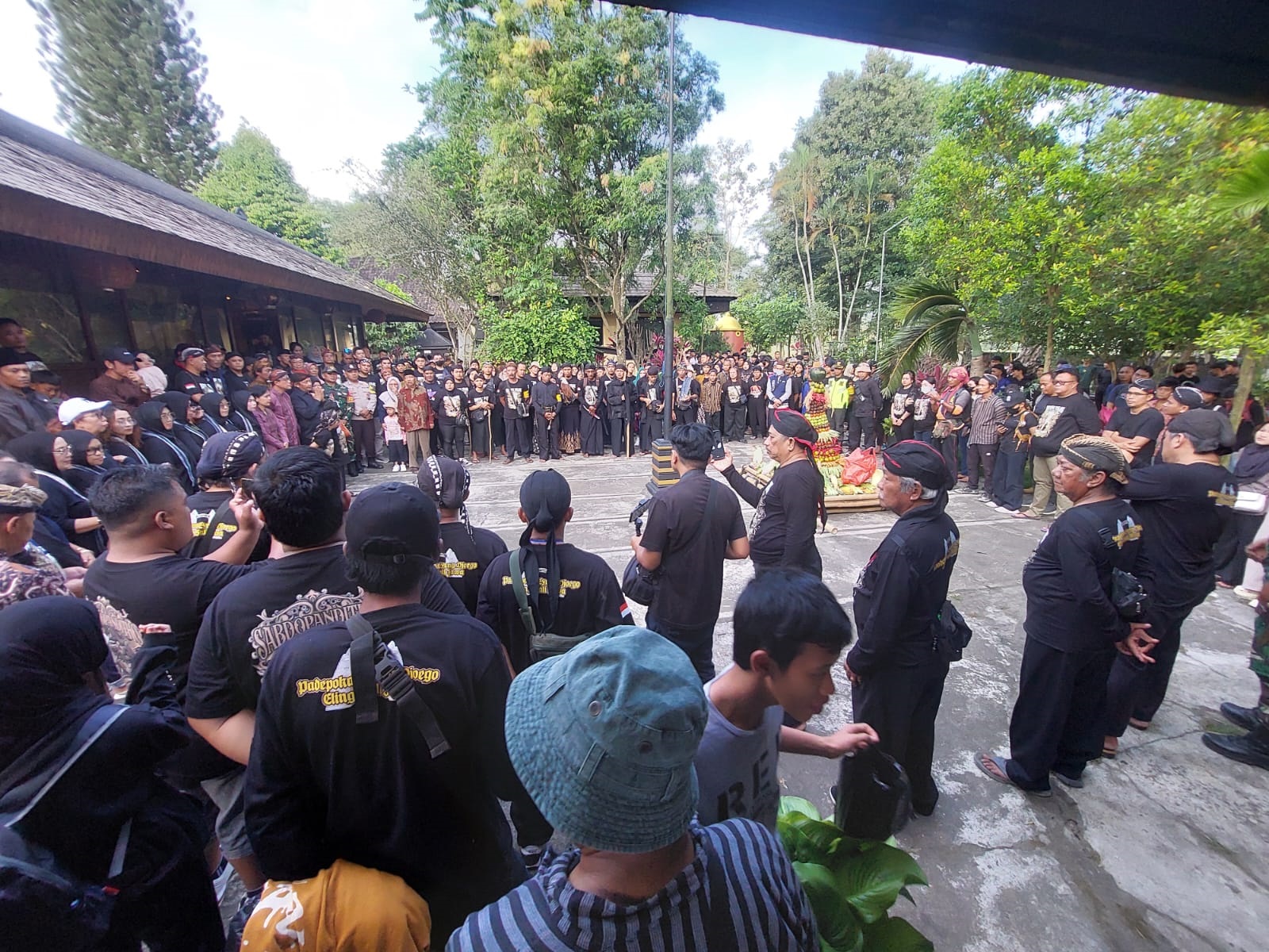 TRADISI: Peserta napak tilas malam 1 Sura 1959 sebelum pemberangkatan, di Padepokan Eyang Djoego, Desa Jugo, Kecamatan Kesamben, pada Kamis (26/6/2025) sore.