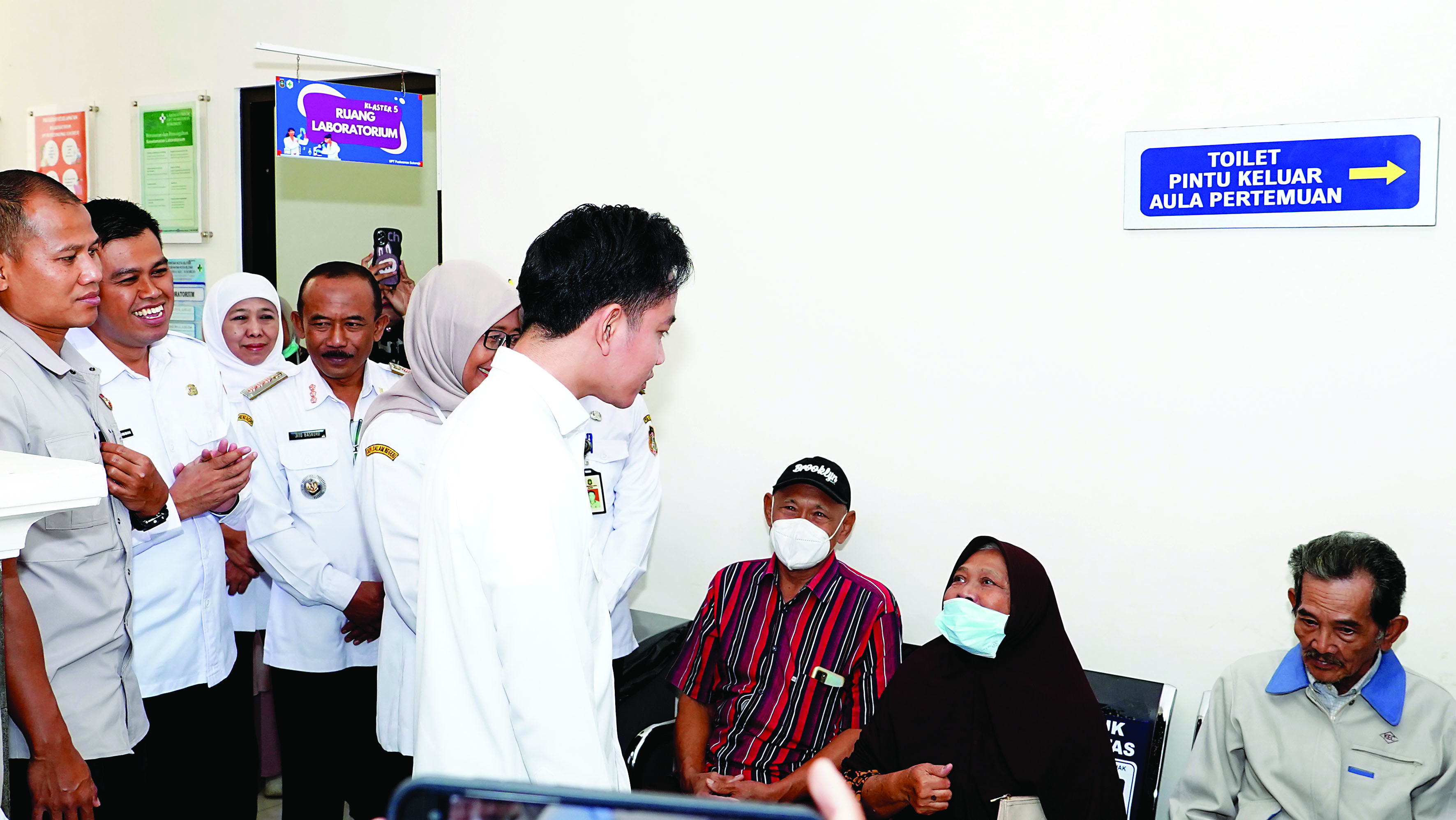 OPTIMALKAN LAYANAN: Wapres Gibran Rakabuming Raka saat meninjau layanan di Puskesmas Sukorejo pada Rabu (18/6/2025) pekan lalu.