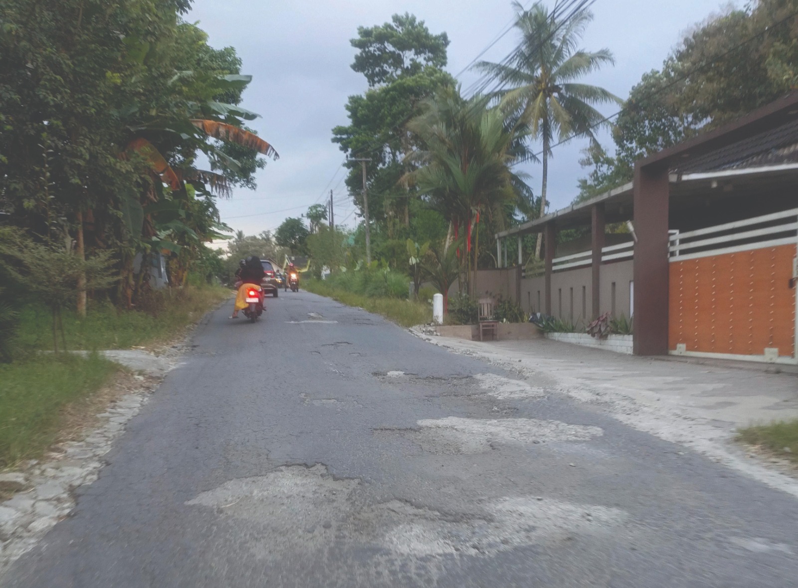 PERNAH DITAMBAL: Kondisi kerusakan jalan di Desa Butun, Kecamatan Gandusari, yang menghubungkan dengan wilayah Kecamatan Wlingi pada Jumat (27/6/2025).