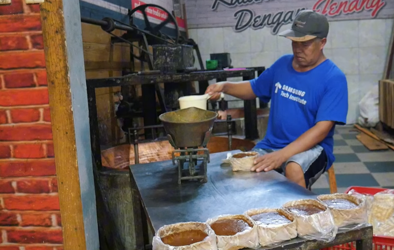 TRADISIONAL: Pekerja mengemas jenang yang sudah matang untuk dipasarkan Omah Jenang.