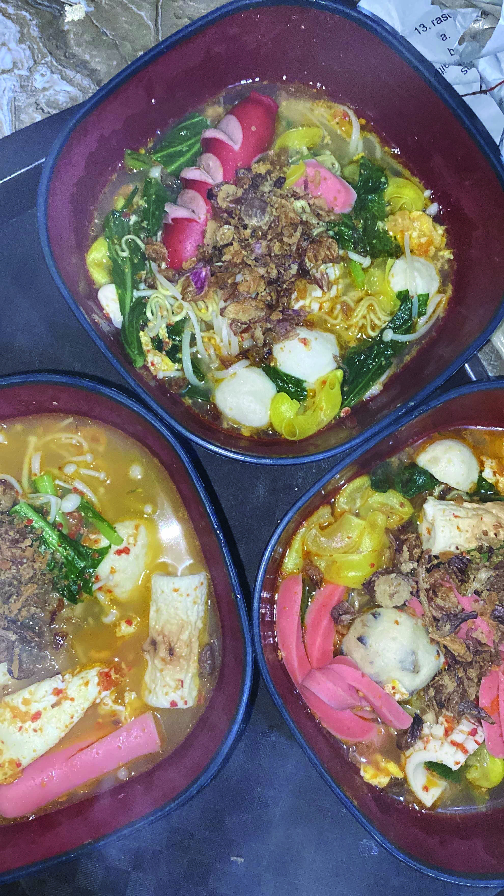 NIKMAT: Seblak Mama Una digemari oleh para pelanggan setianya.