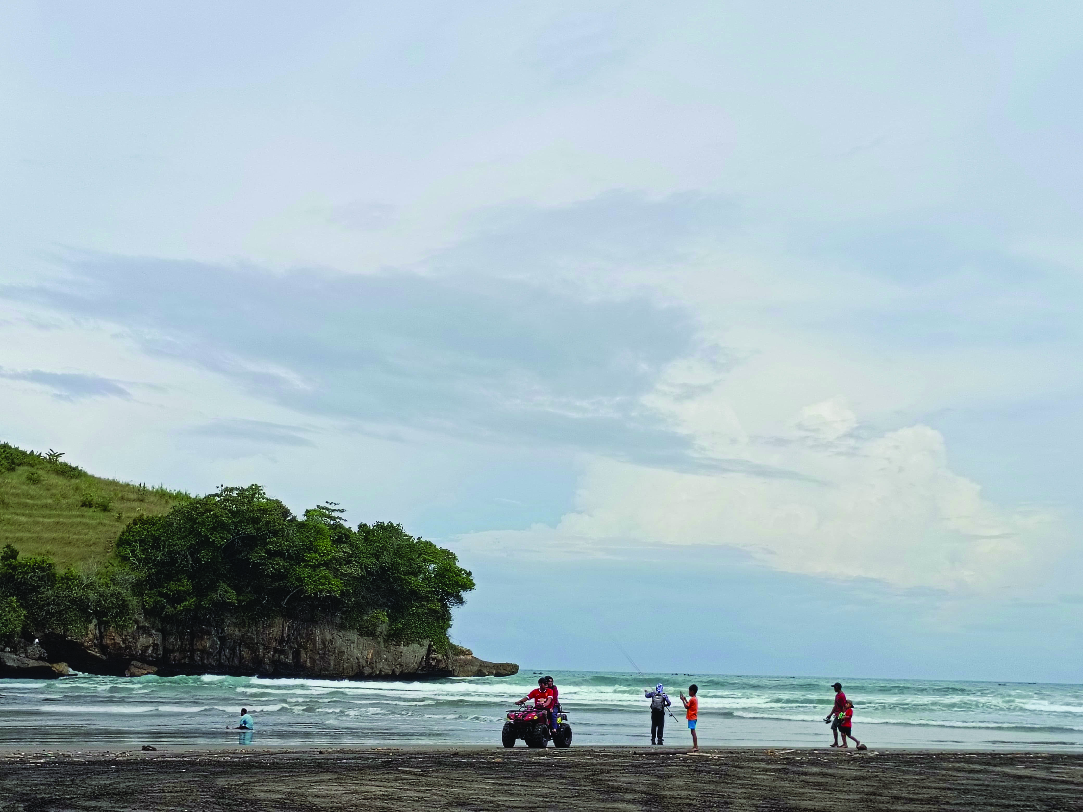 DAYA TARIK WISATA: Suasana kawasan wisata Pantai Serang, Kecamatan Panggungrejo, Kabupaten Blitar.