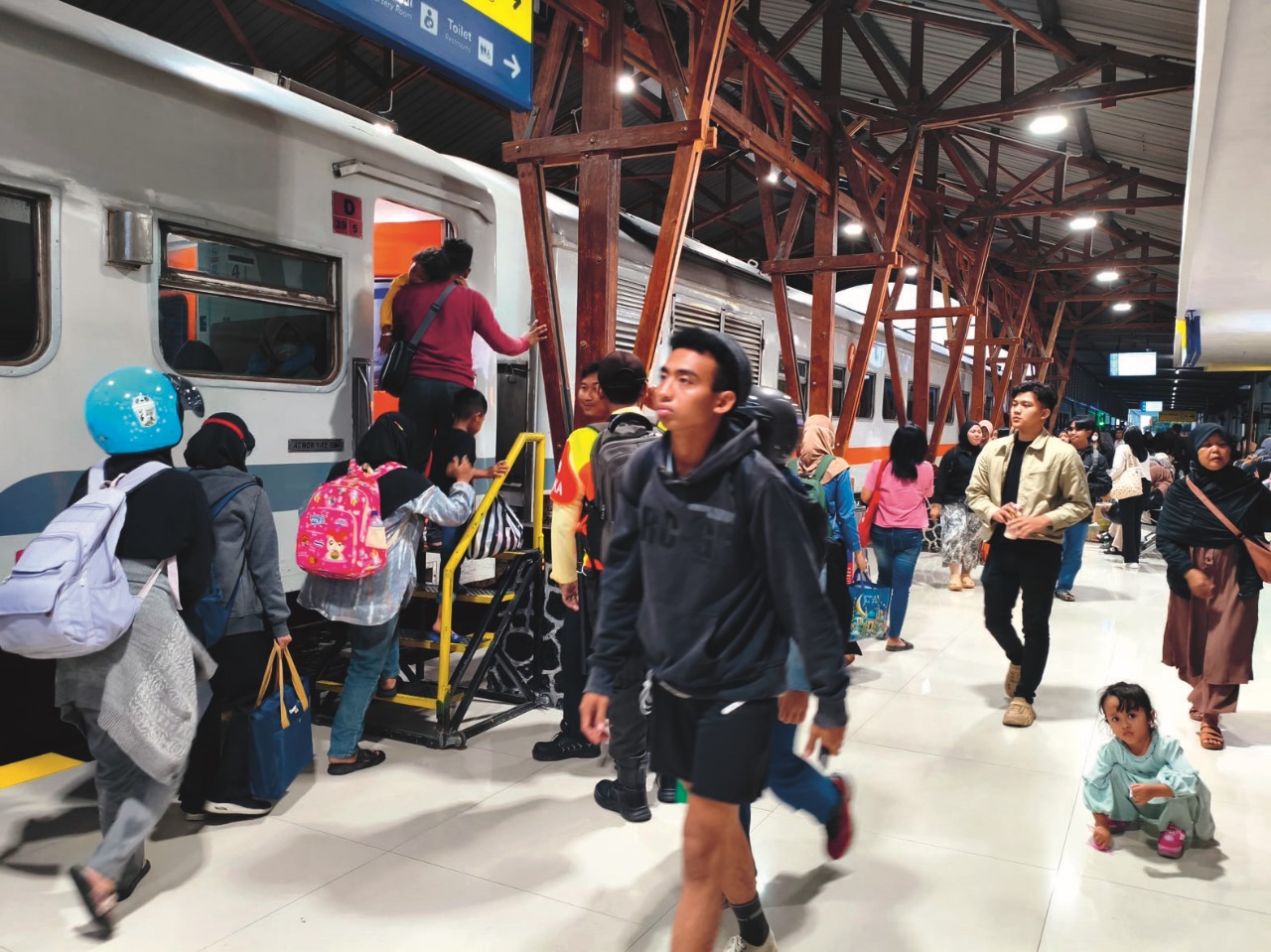 RAMAI: Masyarakat memanfaatkan momen libur sekolah dengan bepergian naik kereta api (KA) dari Stasiun Blitar, Jumat (27/6/2025).