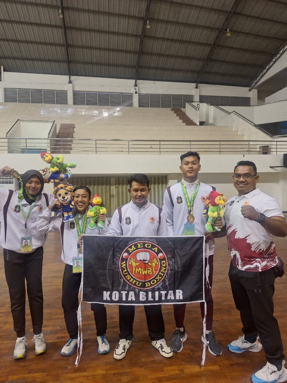 MEMBANGGAKAN: Para altet peraih medali dari cabor wushu di Porprov Jatim IX 2025.