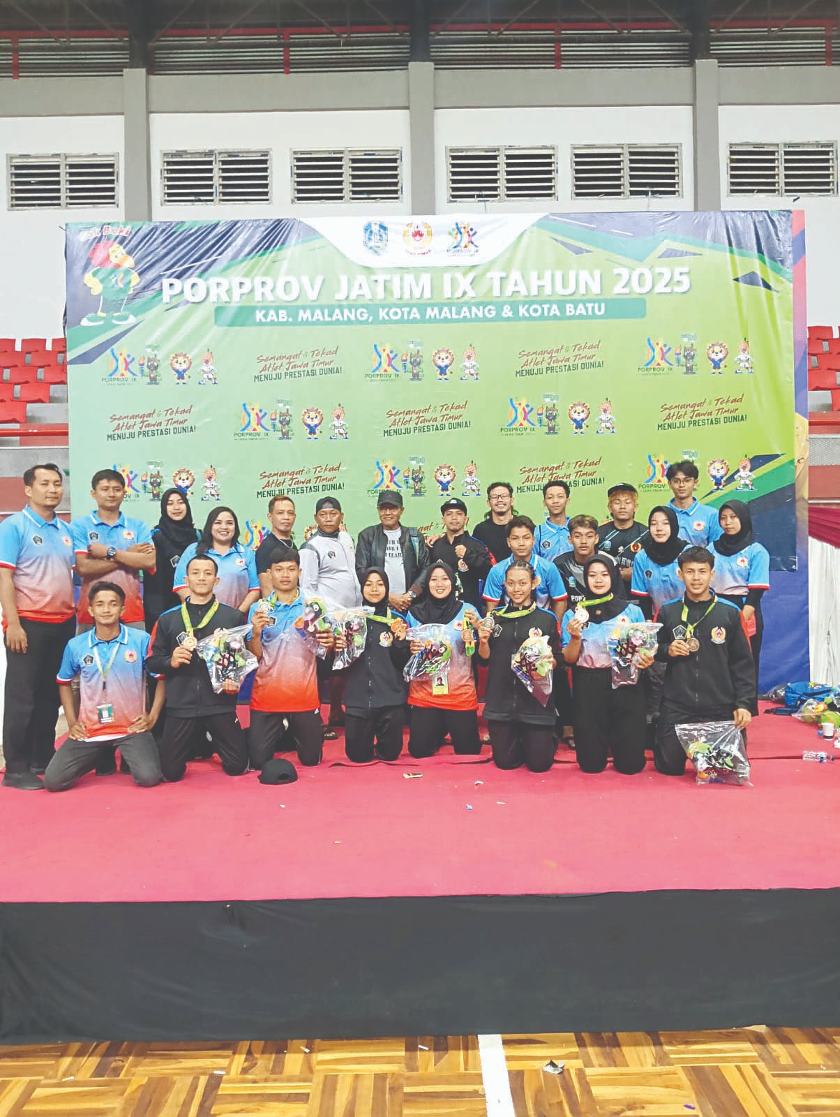 BERSYUKUR: Atlet IBCA MMA Kabupaten Blitar yang bertanding di ajang Porprov Jatim pamerkan medali yang berhasil diraihnya.