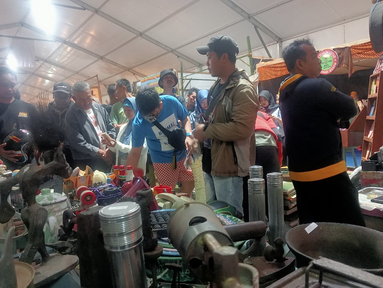 HIDUPKAN KENANGAN: Lapak komunitas penghobi barang jadul di bazar Blitar Djadoel 2025 pekan lalu.