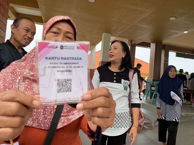 TEPAT SASARAN: Warga menunjukkan voucher untuk menukarkan rastrada di toko mitra penyalur tahap II, Senin (30/6/2025).