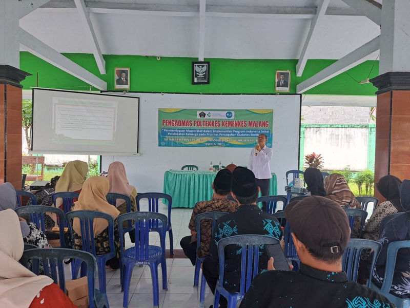 EDUKASI: Sekretaris pengabdian masyarakat (pengabmas) Politeknik Kesehatan Kemenkes Malang, Mujito A Per Pen MKes, memberikan materi pencegahan diabetes melitus, Kamis (26/6/2025).
