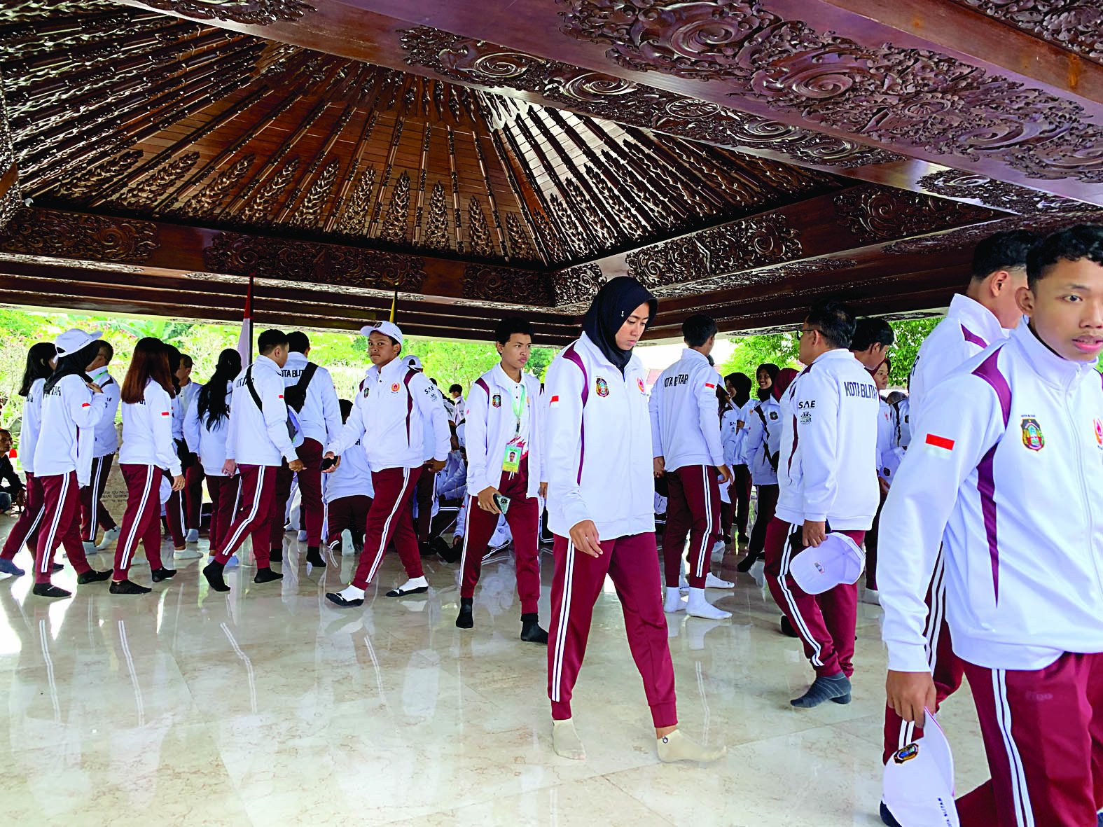 SIAP TARUNG: Para atlet kontingan berziarah di Makam Bung Karno (MBK) sebelum berlaga di Porprov Jatim 2025 pekan lalu.