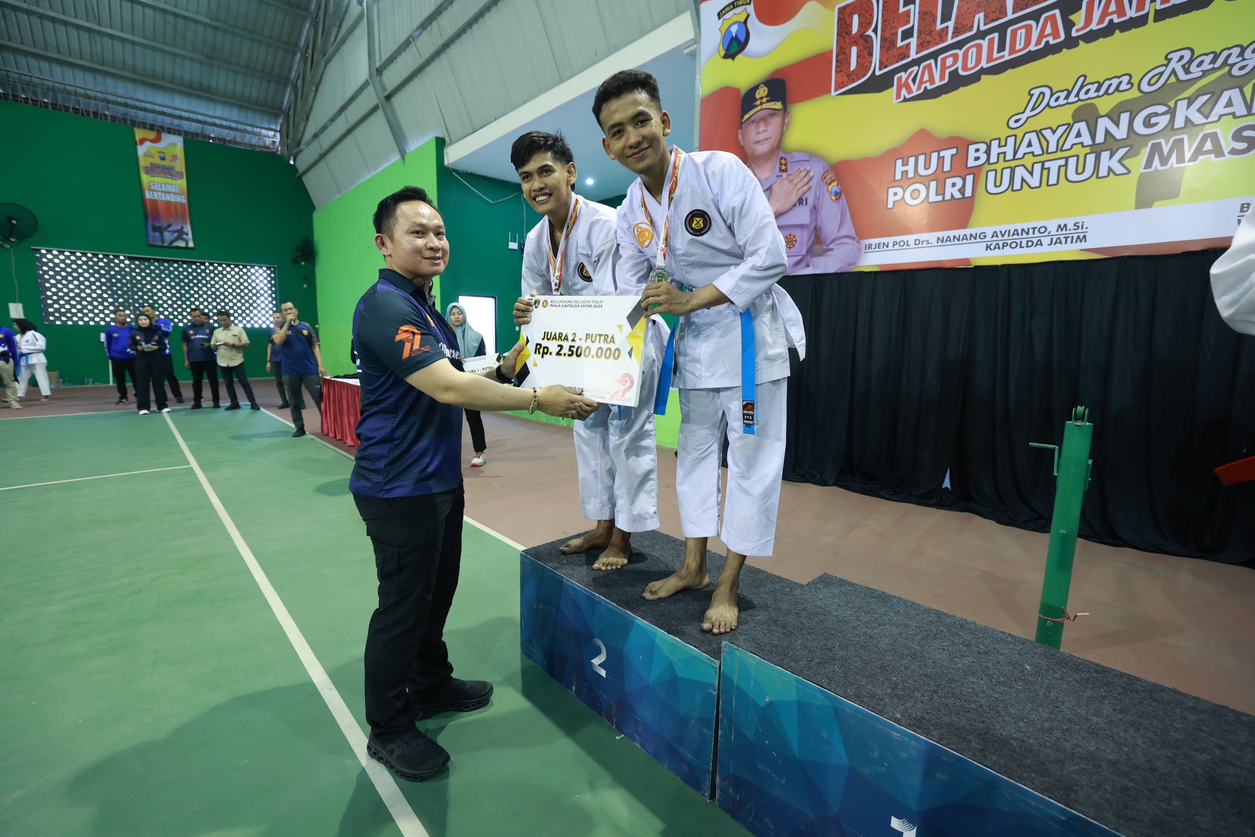 LANJUTKAN PERJUANGAN: Briptu Ady dan Bripda Sadam mendapat hadiah usai menjadi juara 2 dalam Kejuaraan Beladiri Polri Kapolda Cup pada 26 Juni lalu.