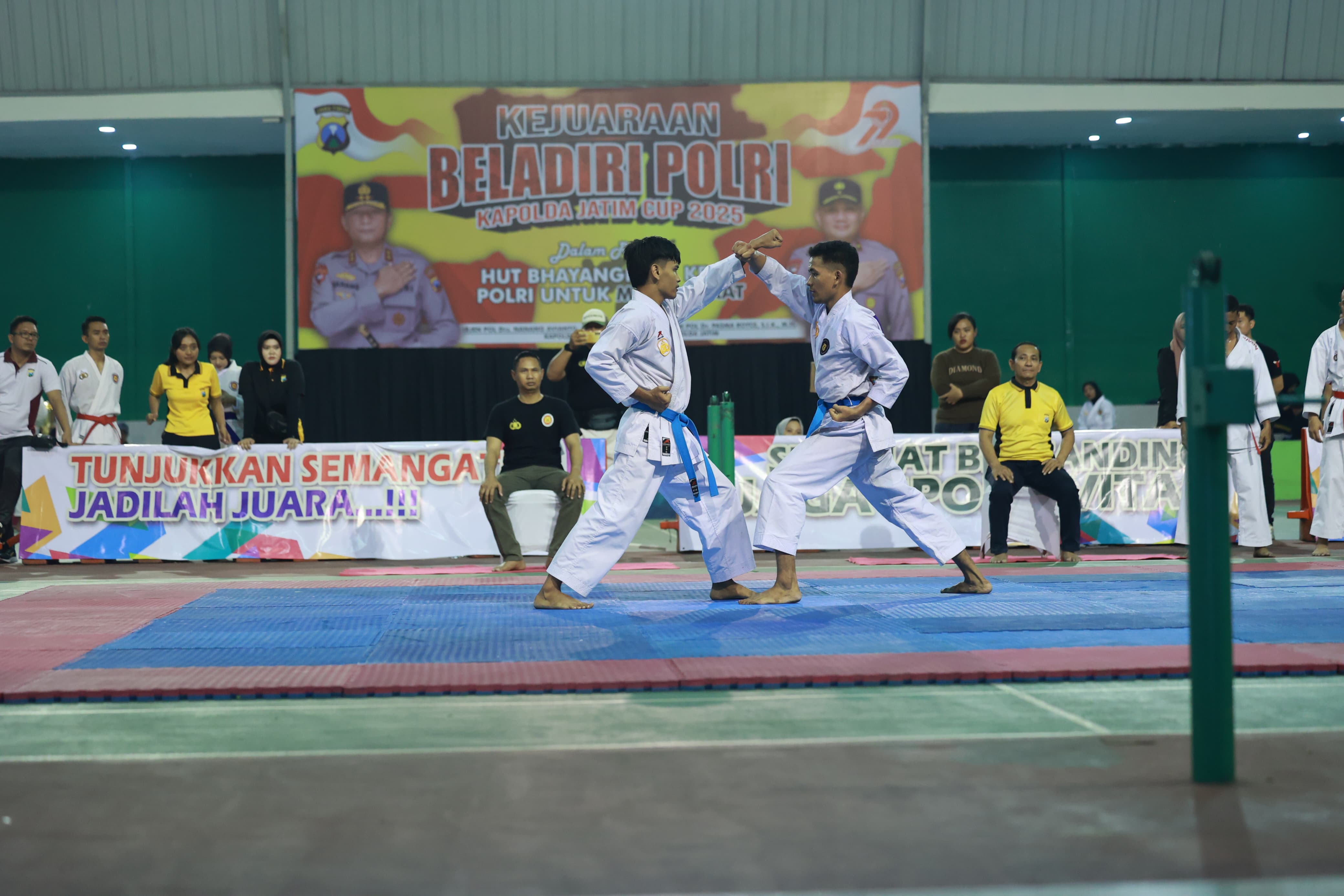 BANGGA: Penampilan Briptu Ady dan Bripda Sadam ketika memperagakan beladiri Polri di Piala Kapolda Jatim pada 25 Juli lalu.