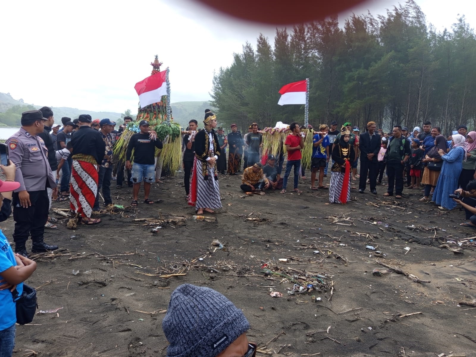 TRADISI: Masyarakat menggelar agenda tahunan larung sesaji di Pantai Pasur, Desa Bululawang, Kecamatan Bakung, Kabupaten Blitar, Sabtu (28/6/2025) lalu.