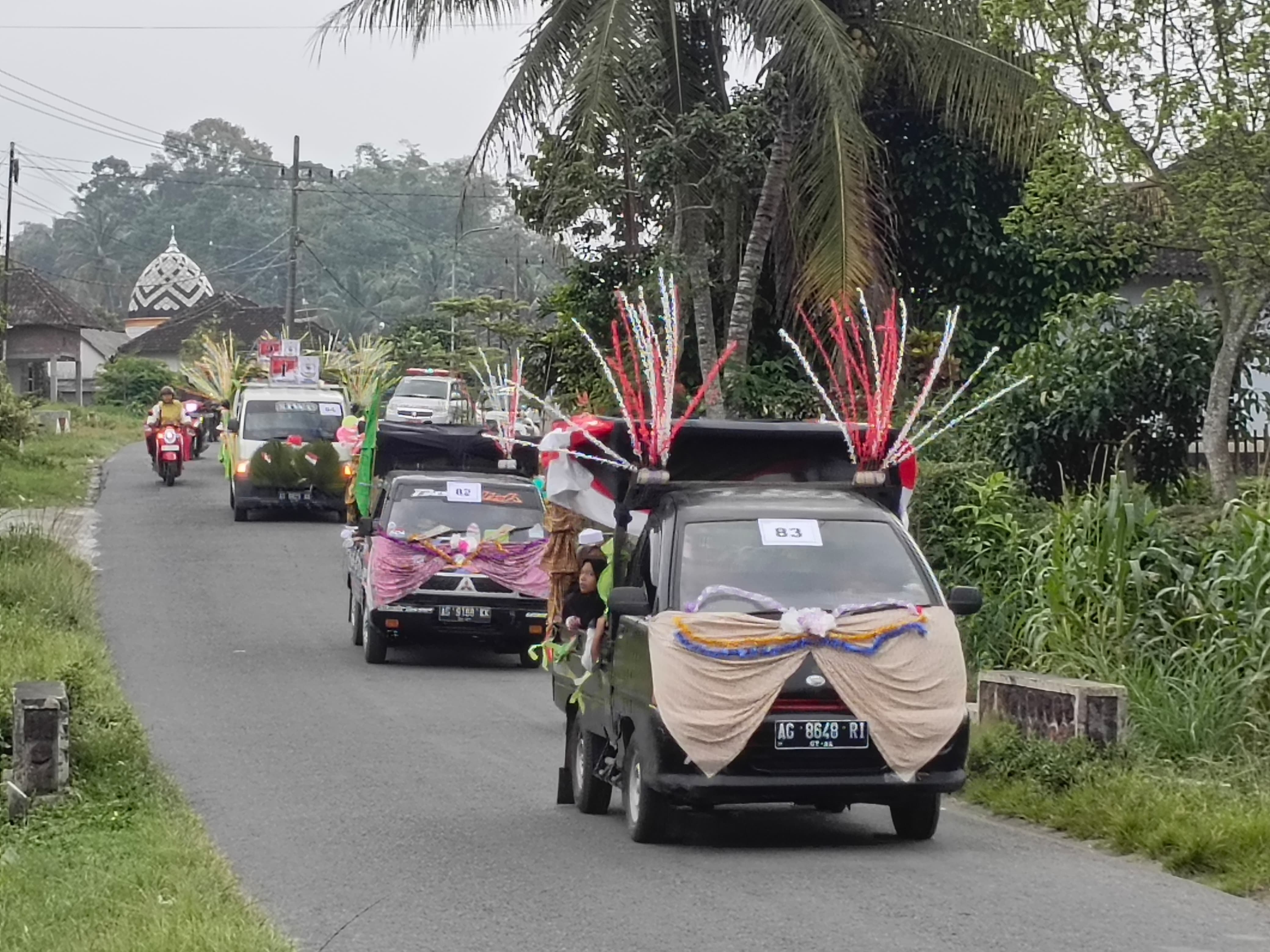 ANTUSIAS: Peserta pawai taaruf peringatan Tahun Baru 1447 Hijriah saat melintas di Desa Slumbung, Kecamatan Gandusari, pada Senin (30/6/2025).