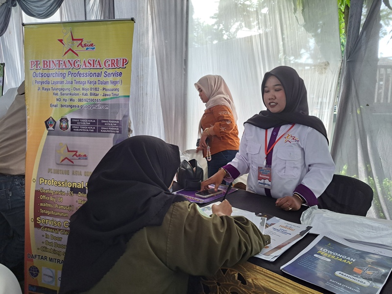BERSABAR: Pencari kerja mendatangi stan salah satu perusahaan di acara job fair yang digelar Disnaker Kabupaten Blitar, beberapa waktu lalu.