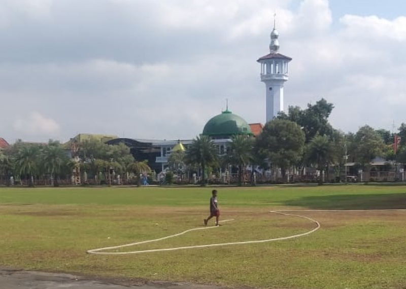 RAWAT INTENSIF: Kondisi rumput alun-alun yang mengering dan gundul dampak event Blitar Djadoel selama lima hari.