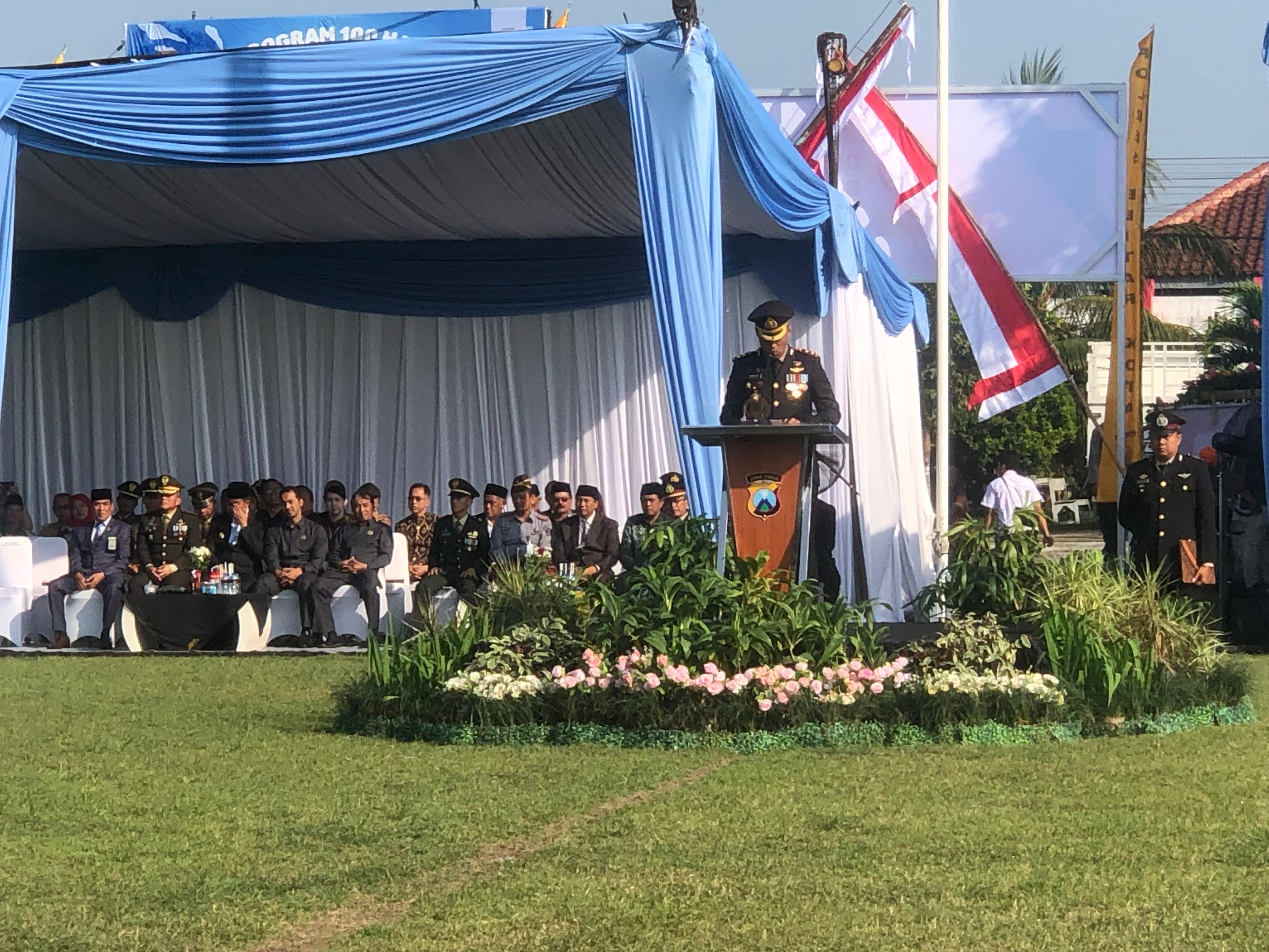 Kapolres Blitar Kota, AKBP Titus Yudho Uly, sebagai inspektur  upacara peringatan HUT Bhayangkara ke-79 di lapangan Polsek Kepanjenkidul, Selasa (1/7/2025).