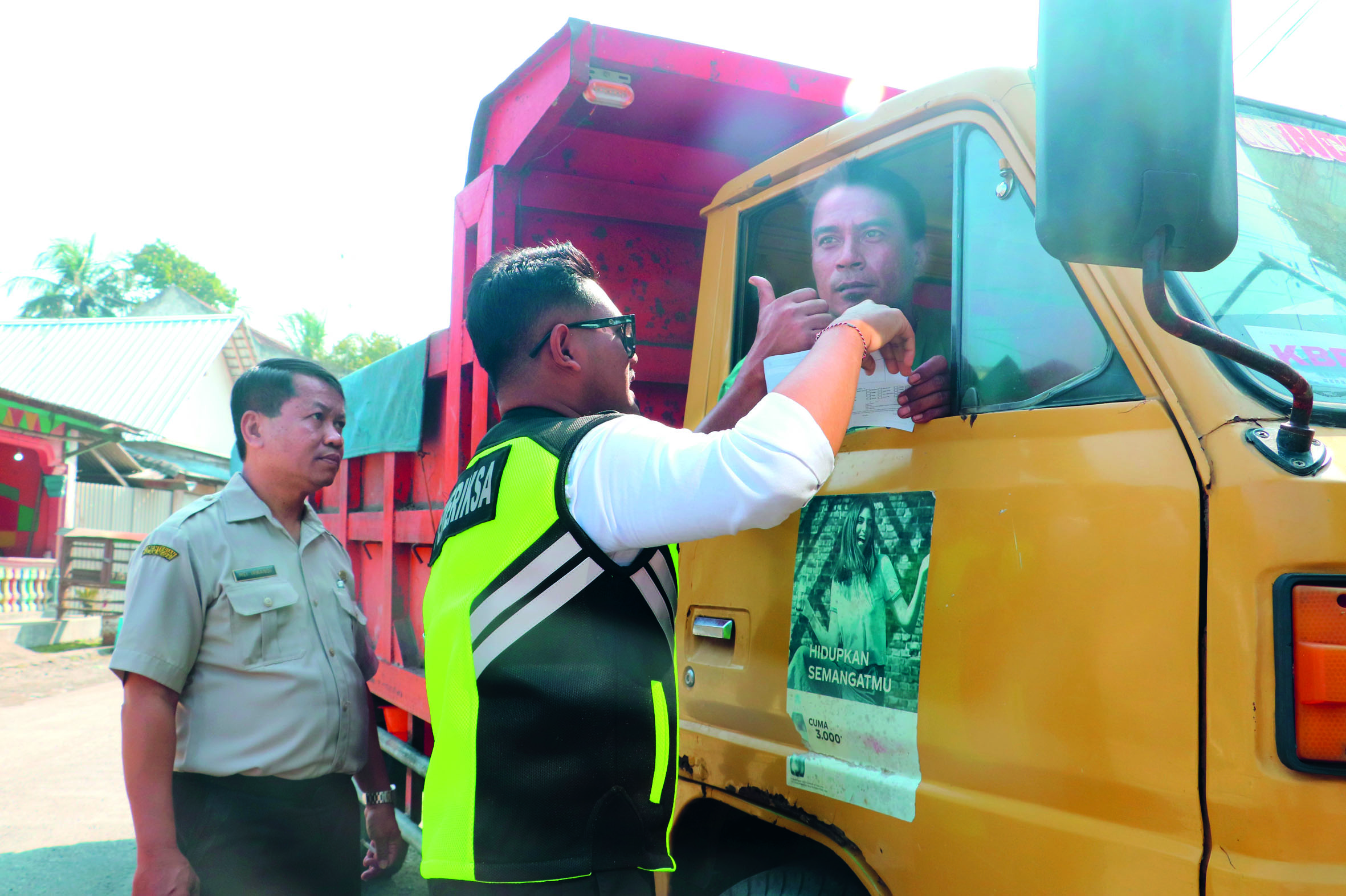 PENGAWAS: Petugas pos pengawas pajak MBLB Bapenda Kabupaten Blitar memberhentikan truk yang membawa tambang pasir untuk sosialisasi program pengawasan.