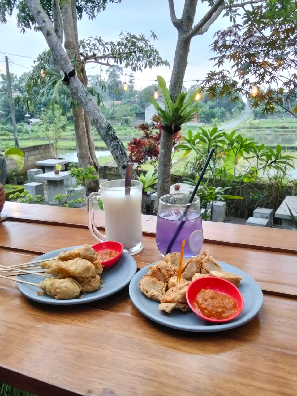 Ngopi sambil nyemil sembari menikmati senja.