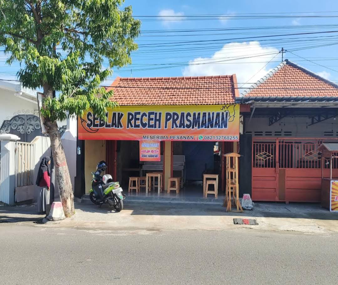 Padatnya pengunjung yang ingin memakan seporsi mangkok seblak.