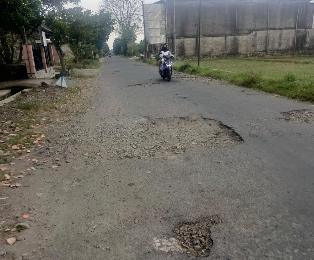 BUTUH PERHATIAN: Kondisi kerusakan jalan di Kelurahan Kaweron, Kecamatan Talun, pada Selasa (1/7).