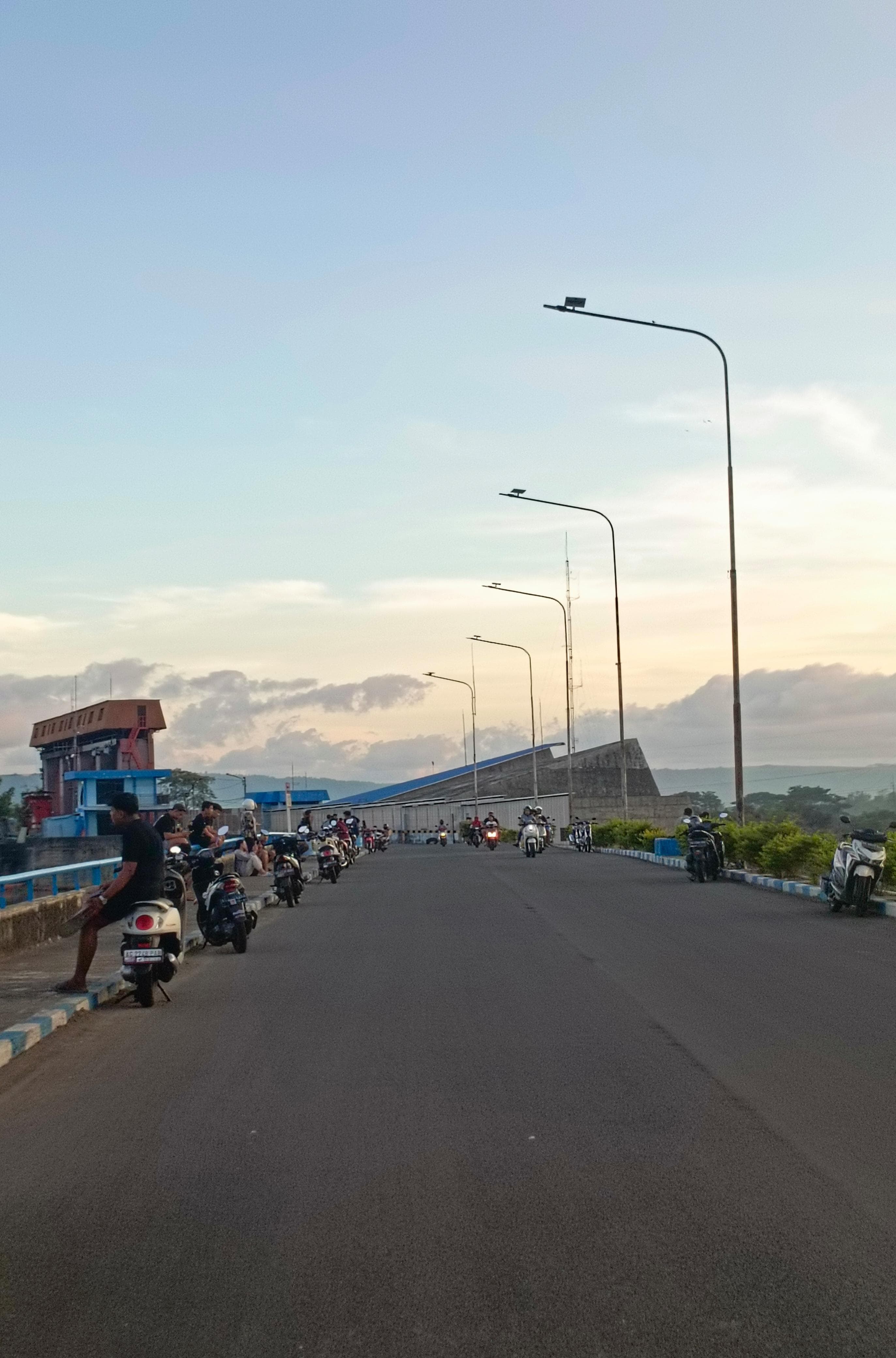 SANTAI: Masyarakat menikmati senja di area Bendungan Wlingi Raya ketika cuaca cerah.