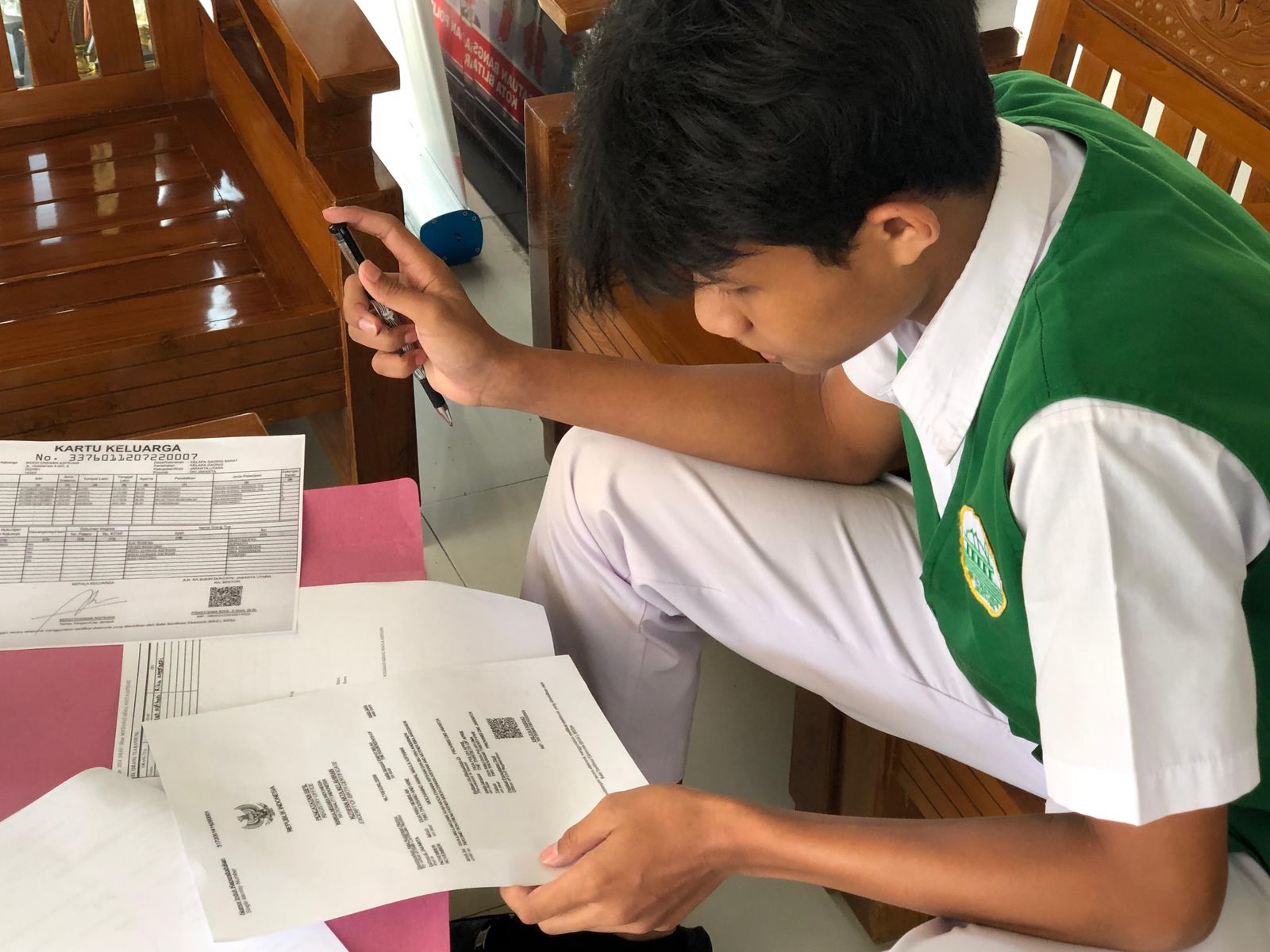 LENGKAPI SYARAT: Siswa baru yang lolos diterima di SMAN 1 Blitar melaksanakan daftar ulang, Kamis (3/7/2025).