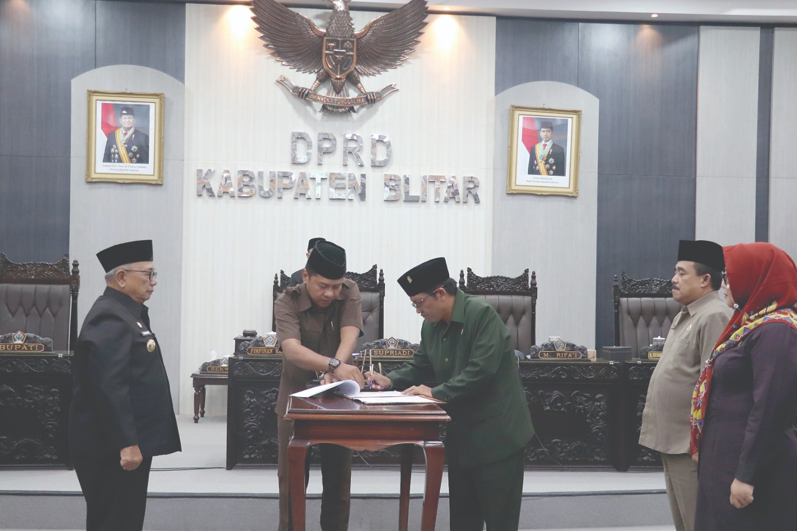 SAH: Ketua DPRD Kabupaten Blitar Supriadi menandatangani laporan pertanggungjawaban APBD dari Pemkab Blitar, dengan disaksikan Bupati Blitar Rijanto, Kamis (3/7/2025).