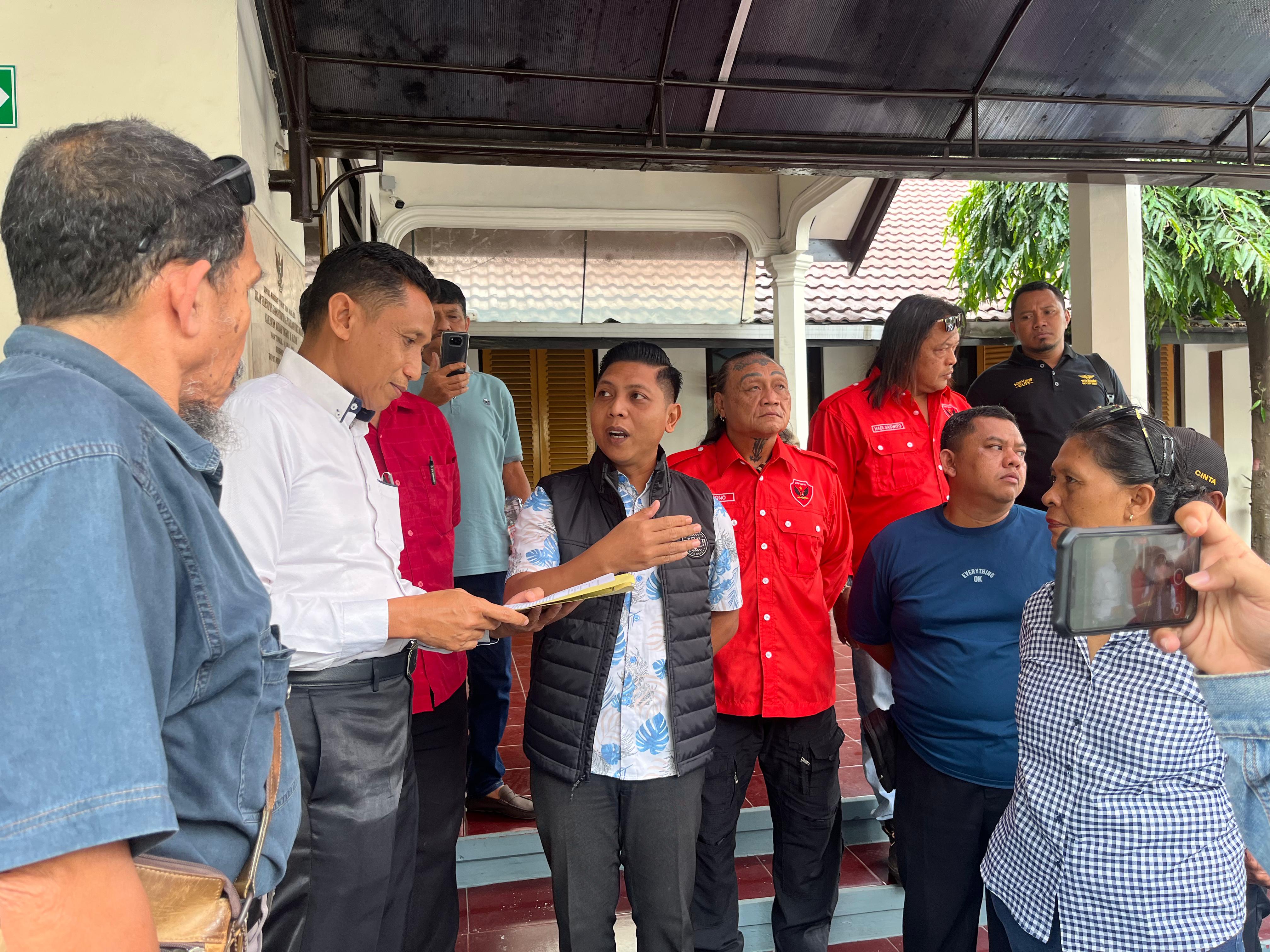 MEMANAS: Warga Desa Sidorejo, Kecamatan Doko, bertemu dengan Kasi Intelijen Kejari Kabupaten Blitar, Diyan Kurniawan, mempertanyakan kelanjutan kasus dugaan p