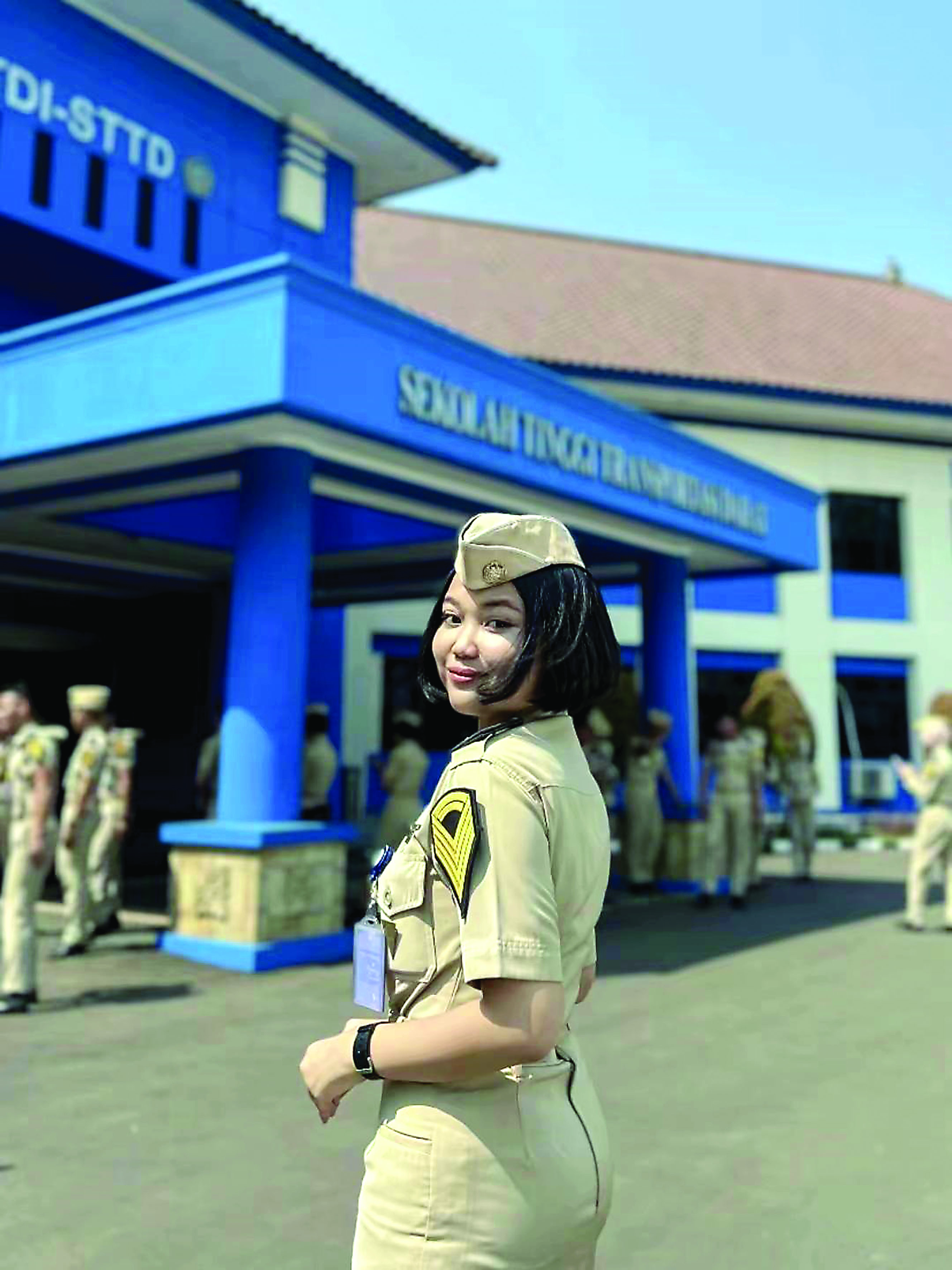 TETAP ANGGUN: Dinda Utari mengenakan seragam taruna saat menempuh pendidikan di STTD.