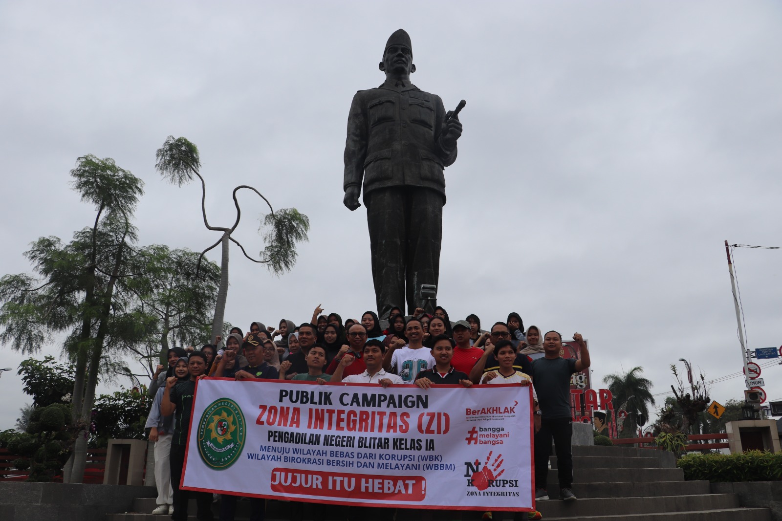 TOLAK KKN: Para hakim beserta seluruh pegawai dan staf PN Blitar beraksi di simpang tiga Herlingga dalam kampanye tolak praktik KKN, Jumat (4/7/2025).