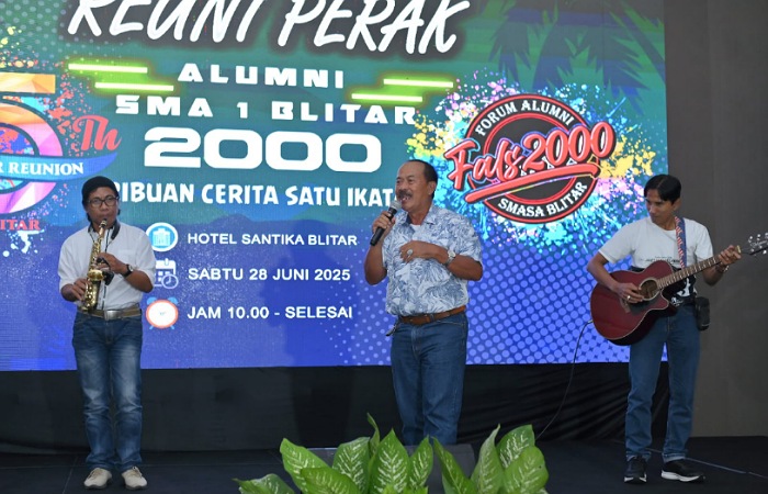 MASIH SEMANGAT: Para guru ikut tampil dan menyanyi meramaikan acara reuni dan silaturahmi FALS 2000.