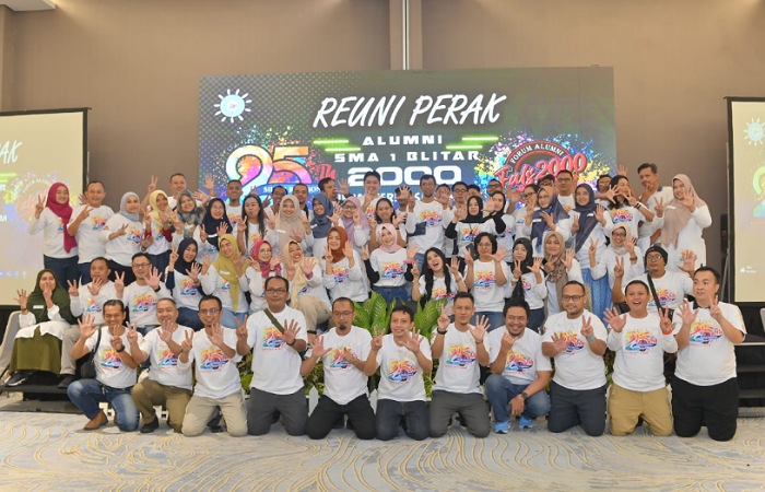 SEMARAK: SALS 2000 bergembira dan penuh rasa kekeluargaan saat bersua setelah 25 tahun terpisah.