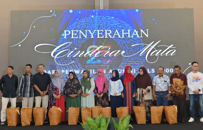 TAK LUPA: Para guru juga bisa datang dan hadir dalam reuni perak FALS 2000.