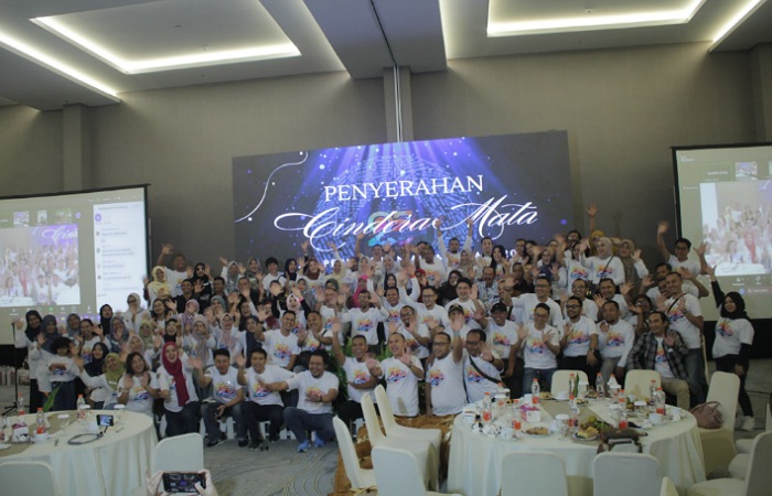 SUKSES TERUS: Para peserta reuni FALS 2000 bergembira dan penuh kekeluargaan dalam reuni perak di Hotel Santika pada Sabtu (28/6) lalu.