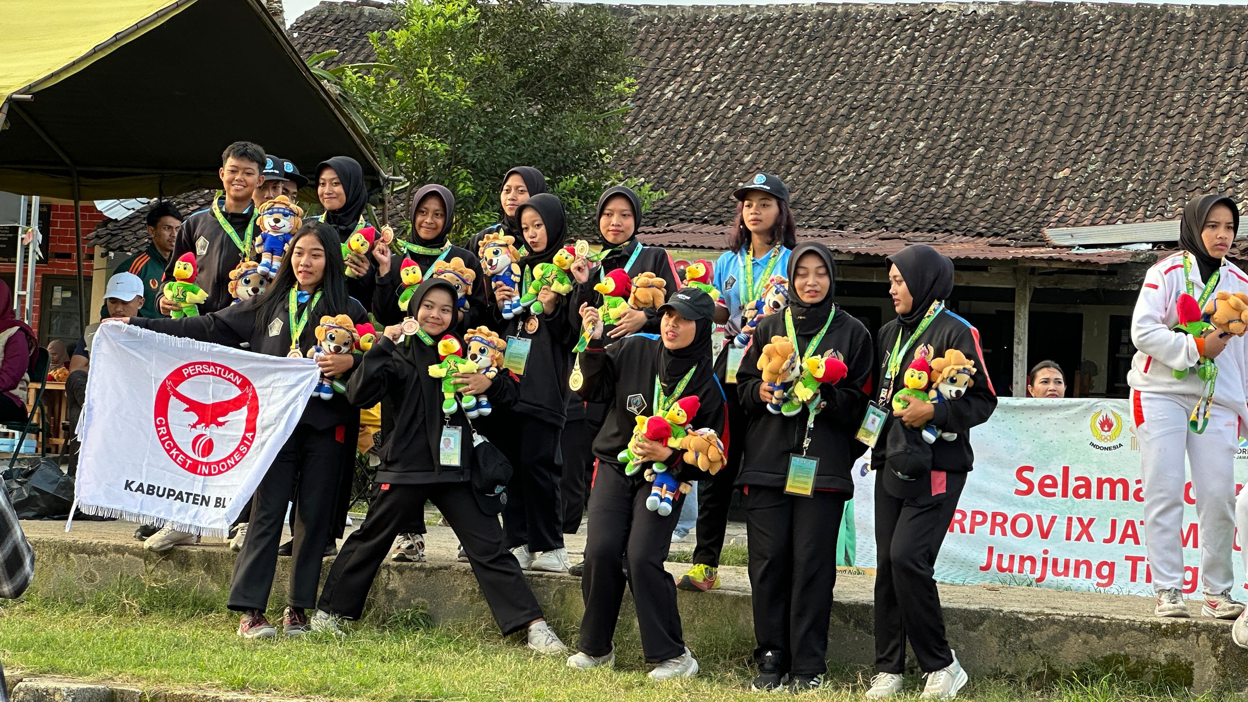 Semangat : Tim criket putri Kabupaten Blitar melakukan selebrasi usai meraih medali perunggu pada ajang Porprov Jatim 2025.