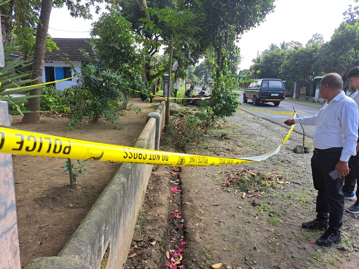 Selidiki : Penyidik Polres Blitar melakukan olah tempat kejadian perkara (TKP) penemuan mayat di Desa Popoh Kecamatan Selpuro