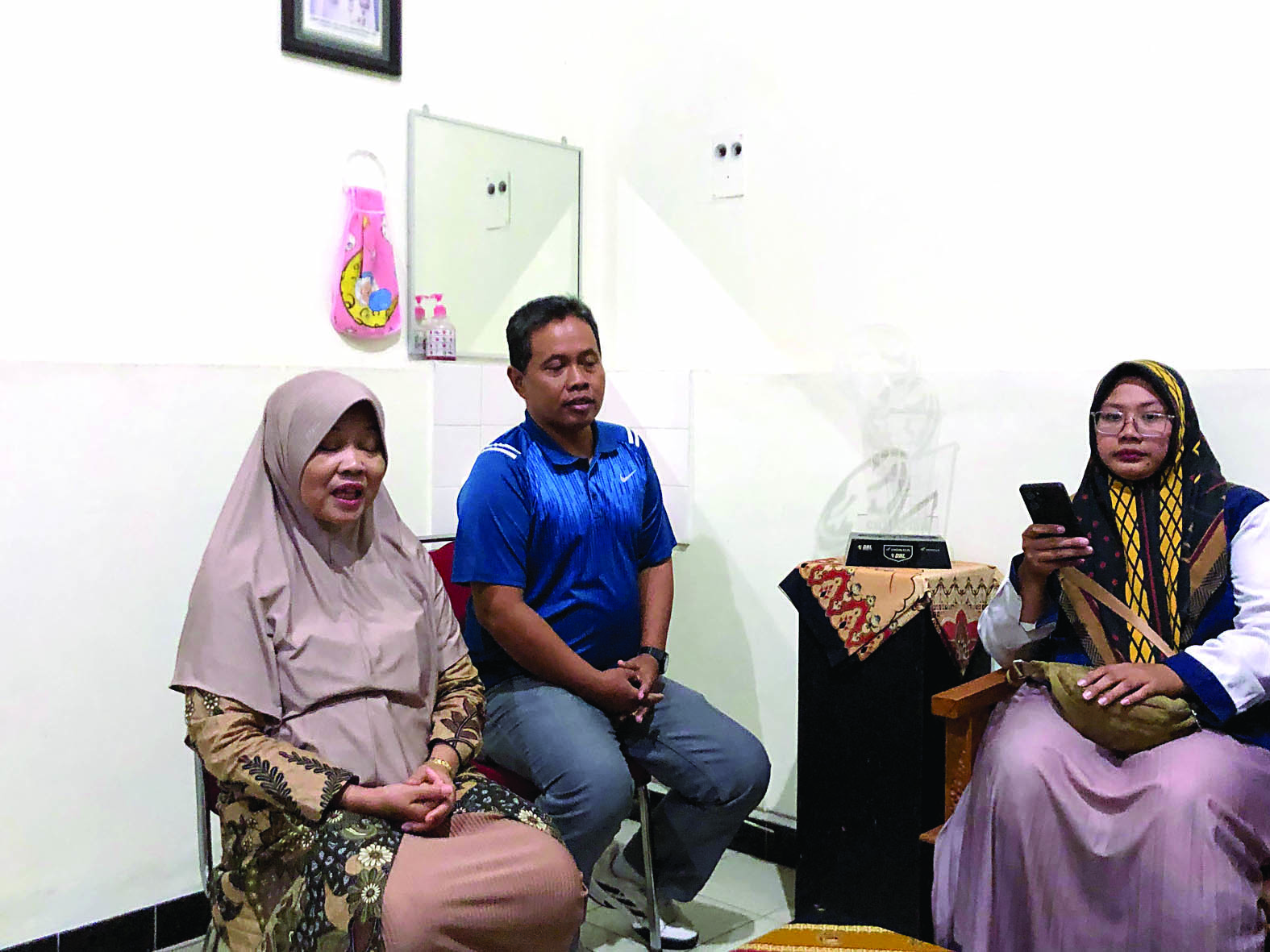 SALAH PAHAM: Kepala SMA Negeri 1 Blitar, Wiwik Dwi Astuti didampingi Waka Kesiswaan Susianto saat klarifikasi di hadapan awak media, Senin (7/7/2025).