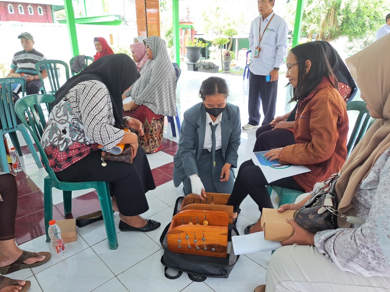 DEMI SEHAT: Dosen Prodi Keperawatan Politeknik Kesehatan Malang Kampus 3 Blitar mempraktikan penggunaan alat inovasi perawatan diabetes kepada warga Desa Karangrejo.