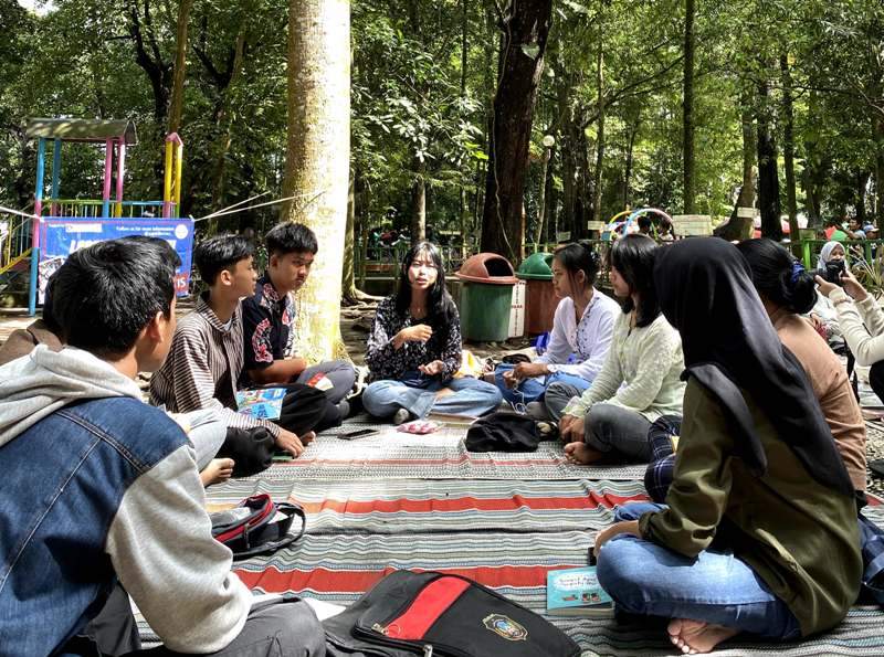 TAK LUPA: Para gen Z yang tergabung dalam komunitas Sajak Literata saat berdiskusi di Taman Kebonrojo Kota Blitar.