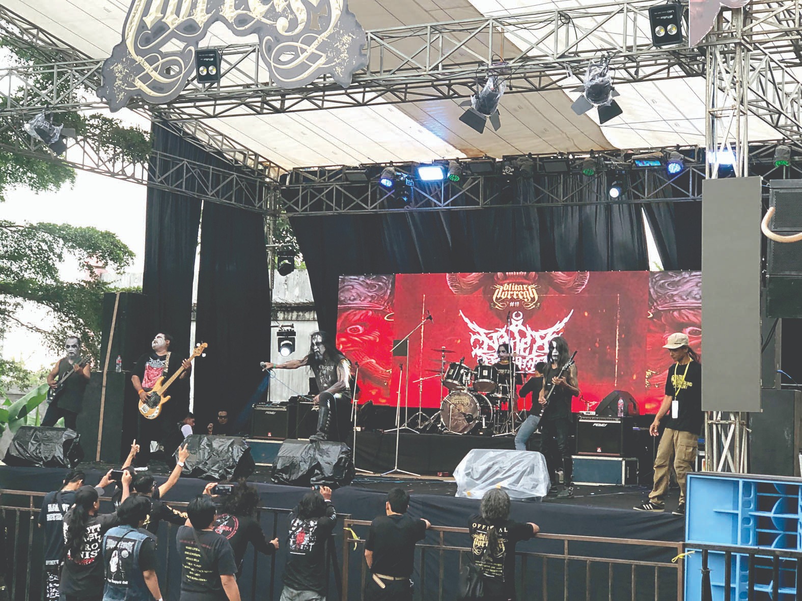 KERAS: Penggemar musik cadas Blitar Raya menikmati performa salah satu band.