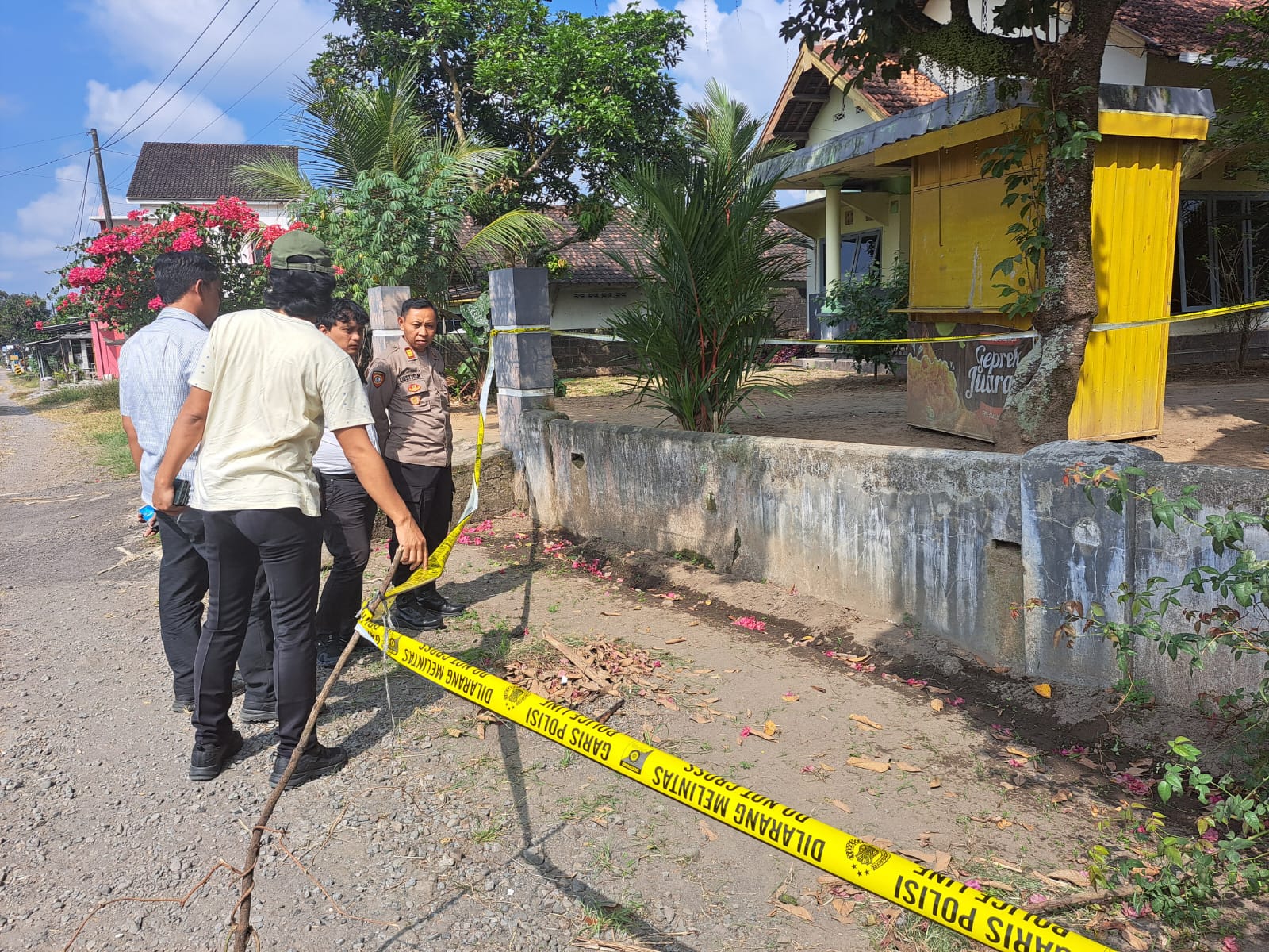 MISTERIUS: Polisi olah TKP di pinggir jalan tempat mayat wanita ditemukan, Senin (7/7/2025).