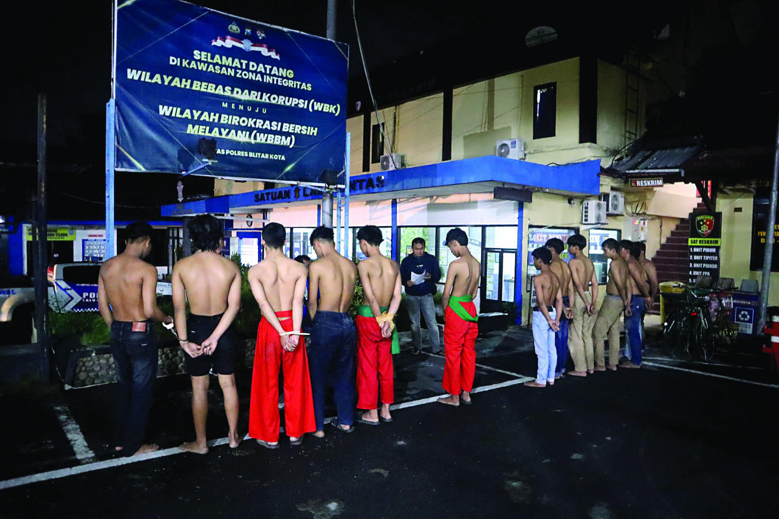BIKIN ONAR: Para oknum pesilat diamankan Polres Blitar Kota karena berbuat ricuh, Minggu (6/7/2025).