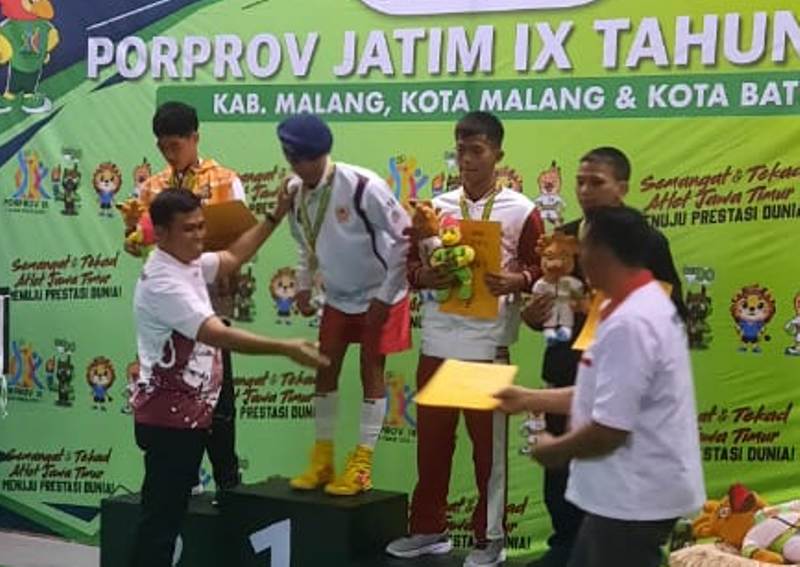 GAGAL: Wali Kota Blitar, Syauqul Muhibbin ikut mengalungkan medali kepada atlet tinju Kota Blitar yang berhasil meraih emas di porprov Jatim 2025.