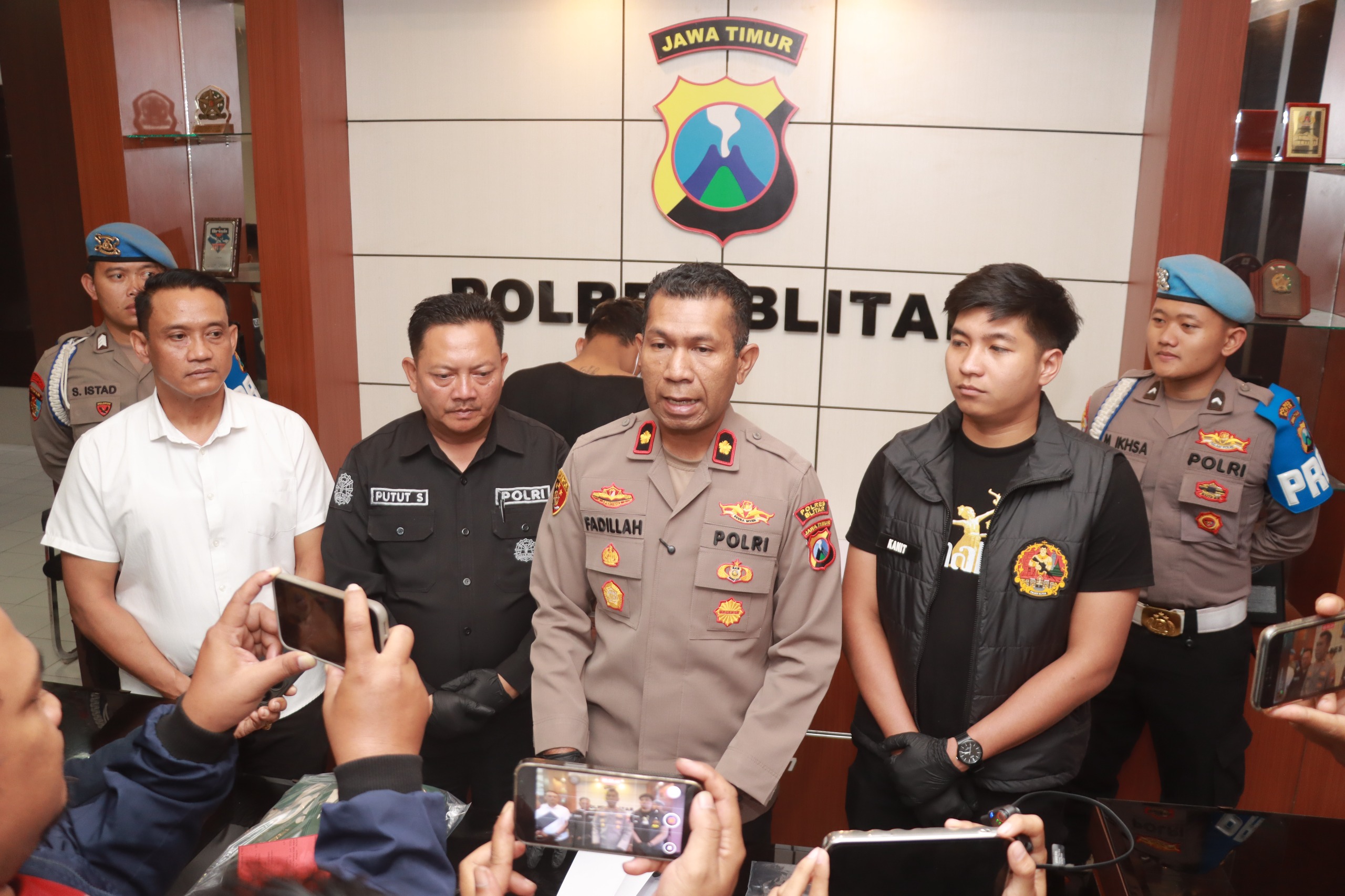 Polres Blitar membeberkan motif pembunuhan pelaku terhadap pacarnya yang dibuang di pinggir jalan.
