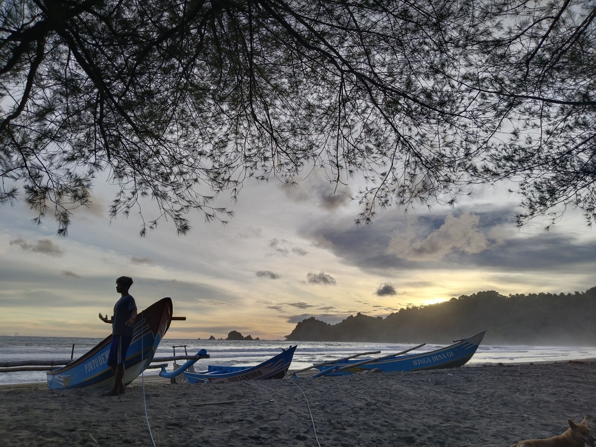 Eksotisme Pantai Jolosutro di kala senja.