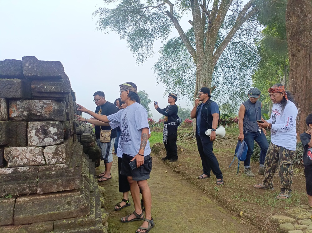 PELESTARI: Peserta kopdar pegiat aksara Kawi saat mengamati bebatuan di area Candi Sirah Kencong pada Minggu (6/7).