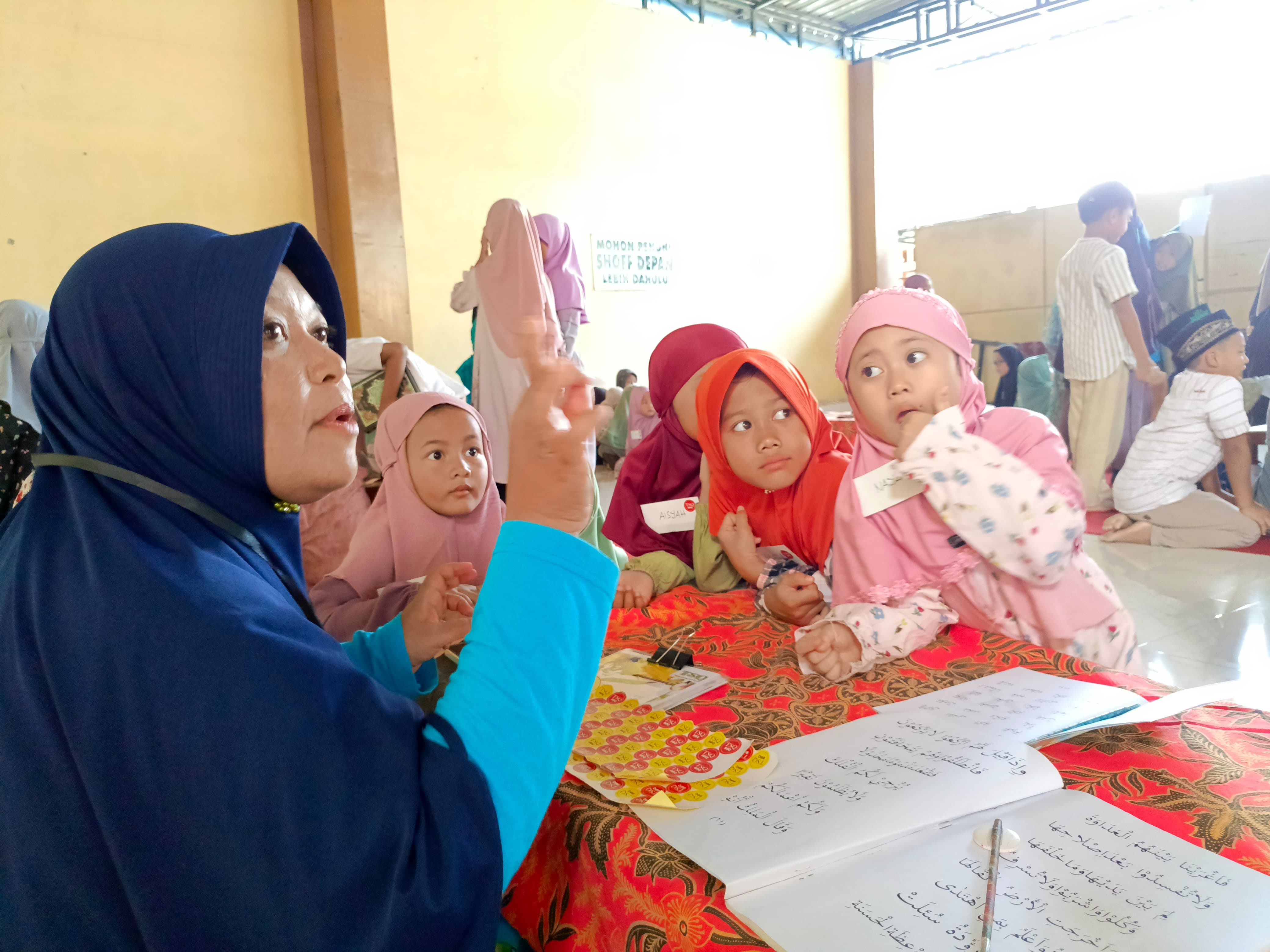 SERU: Anak-anak mengikuti agenda BBQ di Masjid Muchyiddin Kecamatan Wlingi, untuk mengisi liburan panjang sekolah pada Selasa (8/7/2025).