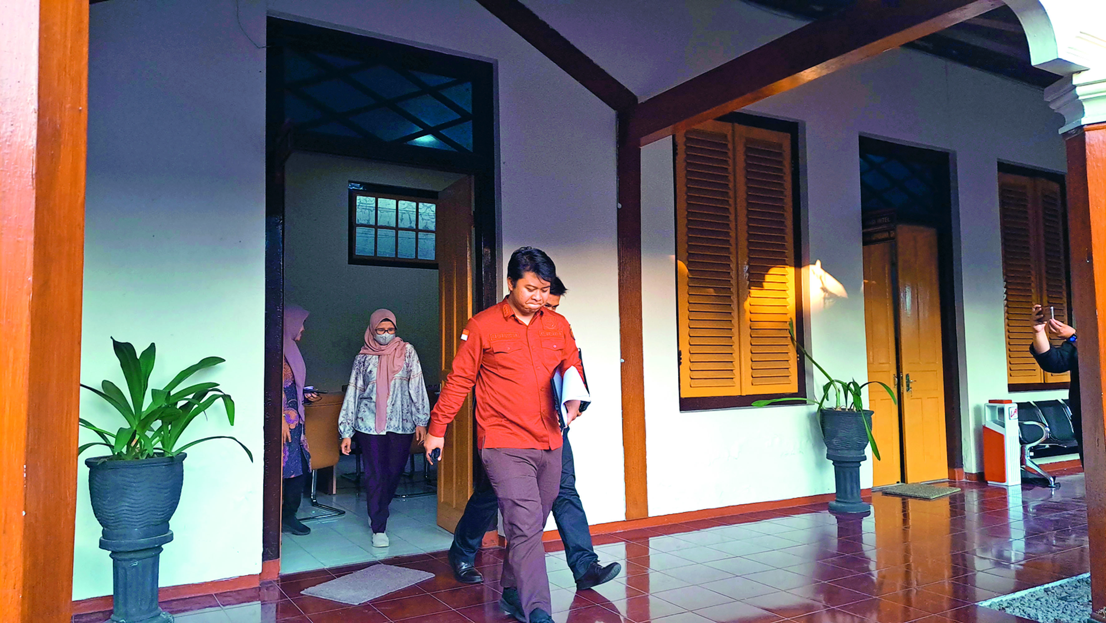 DIPERIKSA LAGI: Mantan Bupati Blitar, Rini Syarifah keluar dari Aula Kejari Kabupaten Blitar, usai dicecar 30 pertanyaan oleh penyidik pidana khusus, Rabu (9/7/2026).