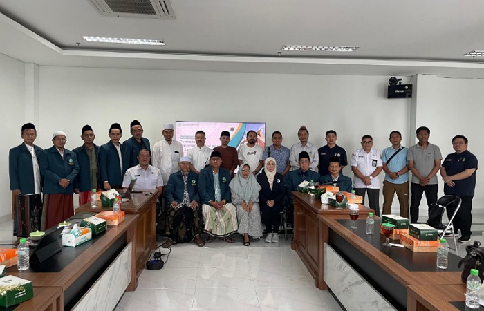MUI Jatim foto bersama pakar THT dari RSUD dr Sutomo dan Pelaku Usaha Sound Horeg Brewog Audio, Muzahidin