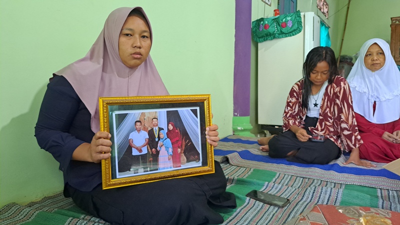 HARU: Kakak kandung korban KMP Tunu Pratama, Uswatun Hasanah, mengenang adiknya dan ayahnya yang menjadi korban kecelakaan di Selat Bali, Rabu (9/7/2025).